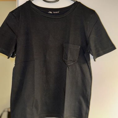 Schwarzes T-Shirt mit Brusttasche