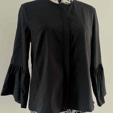 Schwarze Bluse mit Volantarmeln