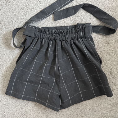 Graue kurze karierte Stoffhosen 