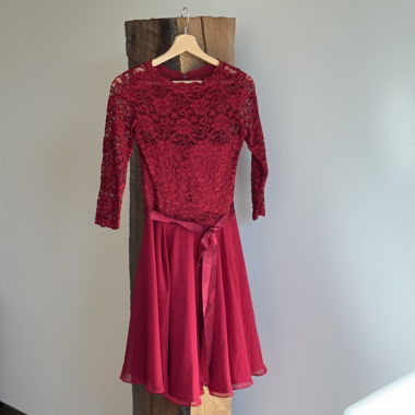 Robe swing rouge en dentelle, taille 36