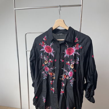 Bluse lang mit Blumenstickerei