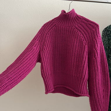 Pink gestrickter Pullover mit Stehkragen