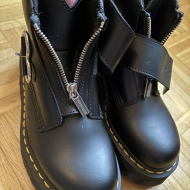 Stivaletti con fibbia Lo Dr. Martens x Lazy Oaf