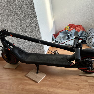 Elektroroller schwarz mit roten Details