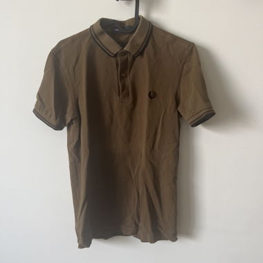 Braunes Fred-Perry-Poloshirt mit kurzem Arm