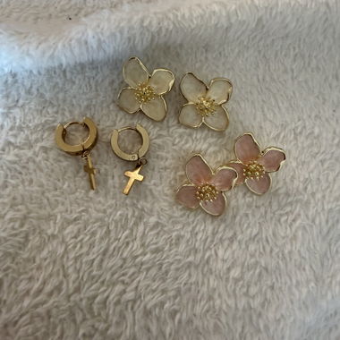 Set di orecchini fiore e croce 