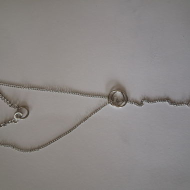 Collana color argento con anelli