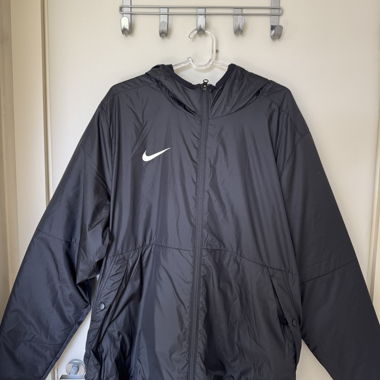 Giacca Nike nera con cappuccio