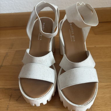 weisse Absatzschuhe