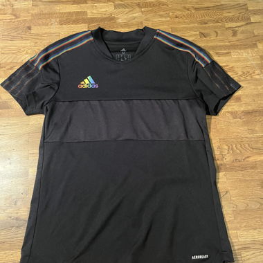 Adidas Sport Tshirt mit regenbogen Streifen 