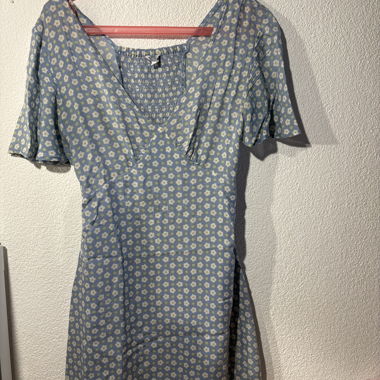 Geblümtes Kleid mit V-Ausschnitt
