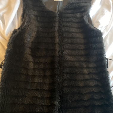 Gilet nero in eco pelliccia