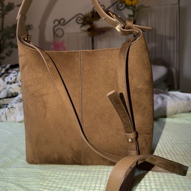 Braune Samt Schultertasche mit Goldschnalle