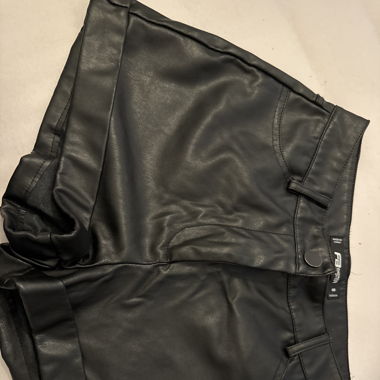 Short en similicuir 