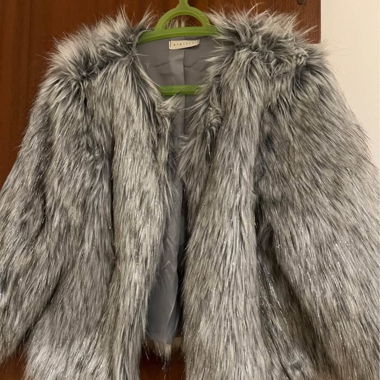 Jacke aus grauem Kunstfell, italienische Marke Kikisix