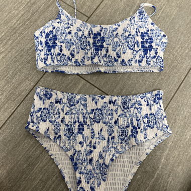 Bikini bianco e blu a fiori