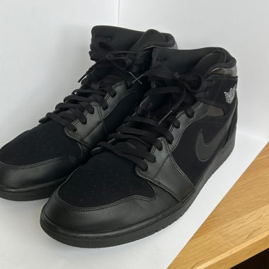 Jordan 1 Triple Black
