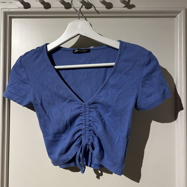 Maglietta blu Zara con arricciature