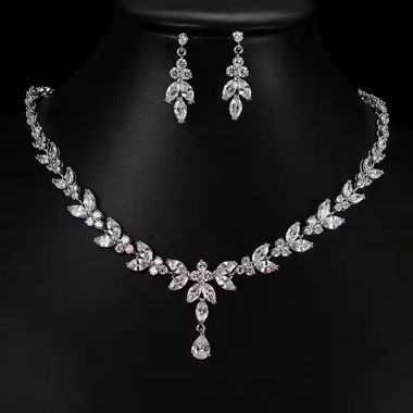 Set di gioielli con orecchini e collana