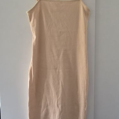 Abito beige con spalline sottili
