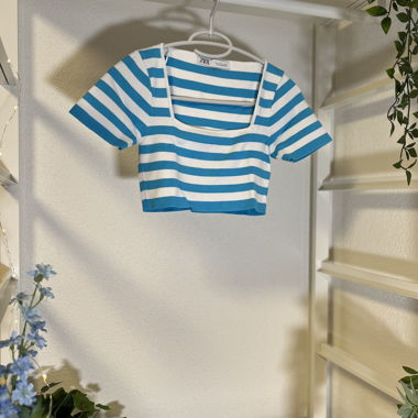 Weiss-blaues, horizontal gestreiftes Crop Top – 