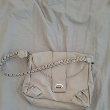 Baige Handtasche mit süssem silber Detail