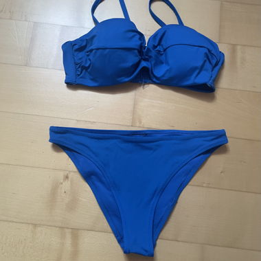 Blauer Badeanzug 