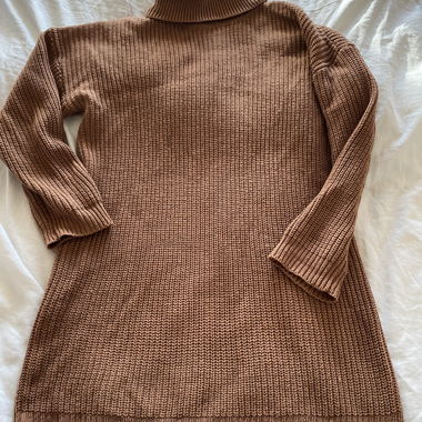 Pull long marron (robe)