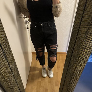 Schwarze Jeans mit Franzenlöchern 