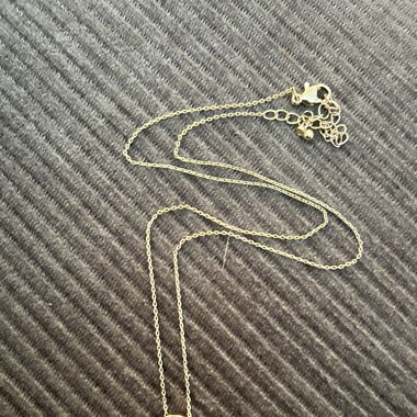 Zierliche Halskette mit Buchstabenanhänger D