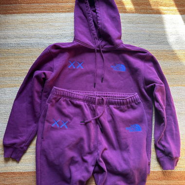 The North Face x KAWS tuta viola LG