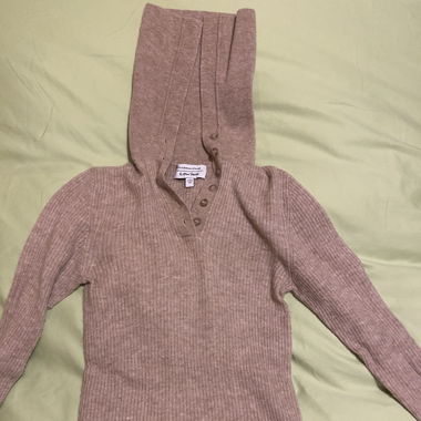 Dünner beiger Pulli mit grossem Kragen