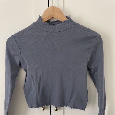 Dünner Pullover mit kleinem Kragen