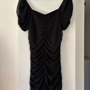 Schwarzes gerafftes Kleid
