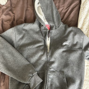 Graue Kapuzenjacke