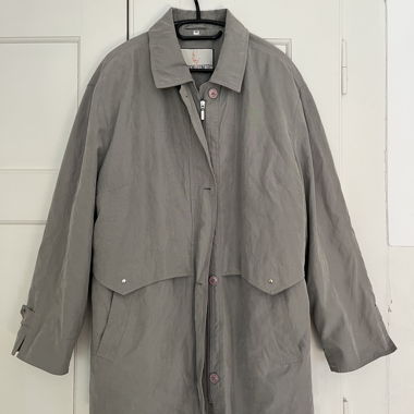 Graue Jacke mit Kragen