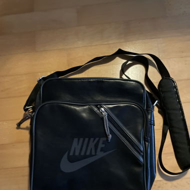 Nike Schultertasche schwarz 3 Fächer