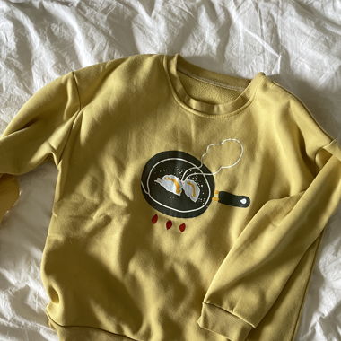 Maglione giallo con grafica gyoza