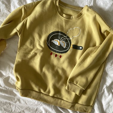 Maglione giallo con grafica gyoza