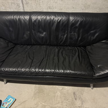 Schwarzes Ledersofa