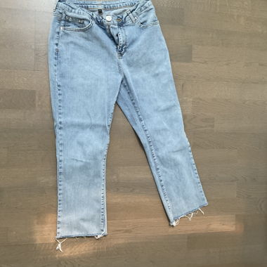Jean bleu au dessus des chevilles 