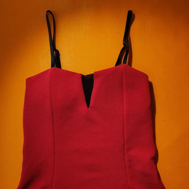 Rotes Top mit Einlagen für feierliche Anlässe