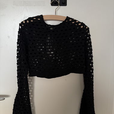 Top corto nero maniche svasate