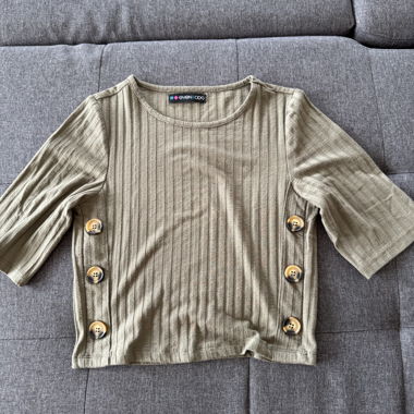 Crop top kaki avec boutons 