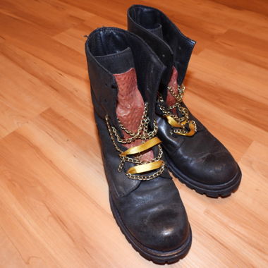 Schwarze Lederstiefel mit Ketten