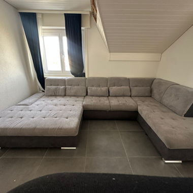Divano ad angolo grigio