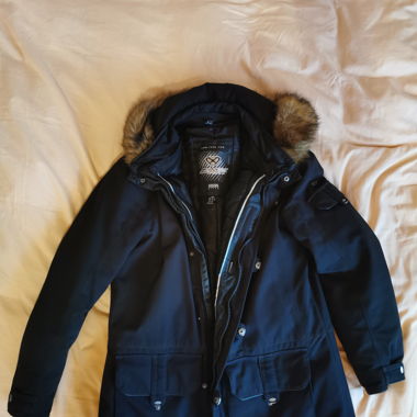 Parka noire à capuche fourree