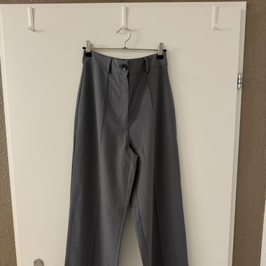 Graue Stoffhose
