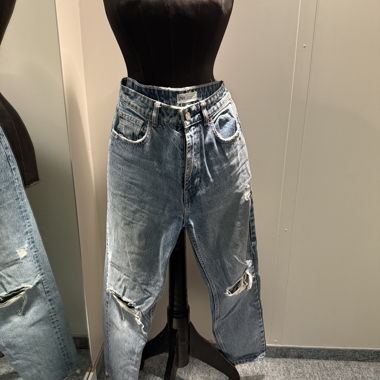 Zara Mom Jeans mit Rissen