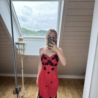 Rotes Kleid mit schwarzer Spitze